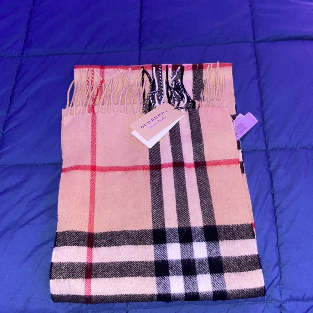 Burberry scarf tag has been removed